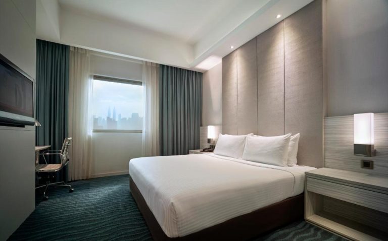  السياحة في كوالالمبور وأهم الاماكن تستحق الزيارة 2022 Kuala-Lumpur-hotels-768x478