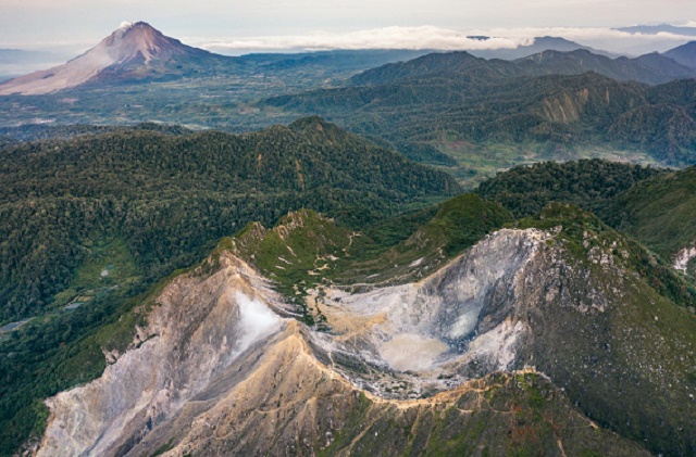 بركان جونونج سيباياك في اندونيسيا