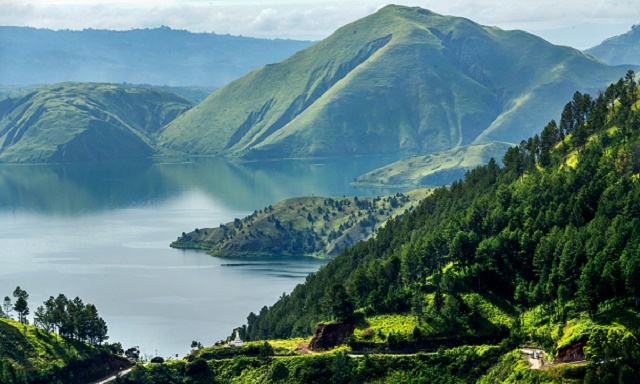 بحيرة توبا في سومطرة اندونيسيا 