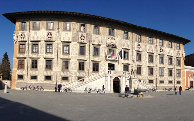 قصر ديلا كاروفانا ايطاليا