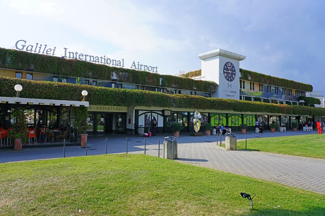 مطار بيزا الدولي