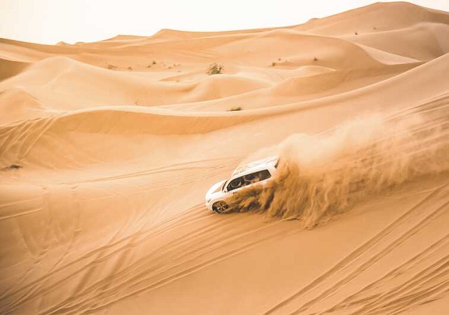مغامرة على الكثبان الرملية في الدوحة