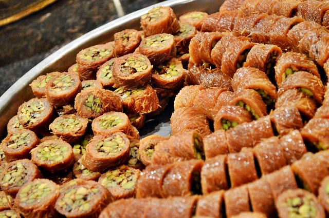 تجربة الحلويات التقليدية في طرابلس