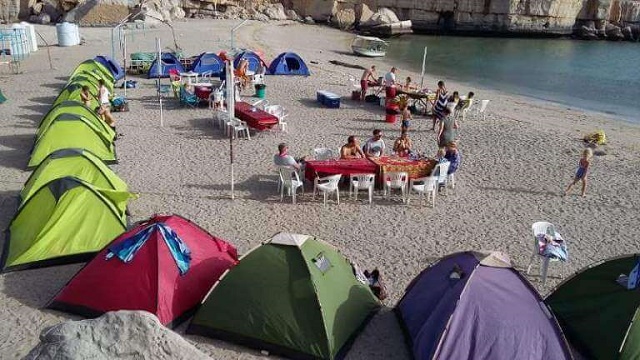التخييم على الشاطئ في خصب عمان