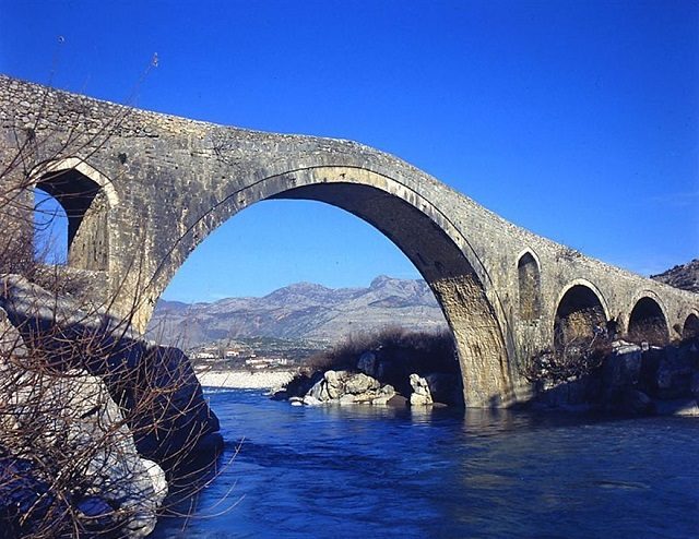 جسر ميسي شكودرا في مدينة شكودرا البانيا
