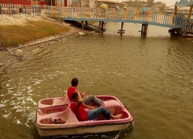 ركوب القوارب في هابي لاند الدمام