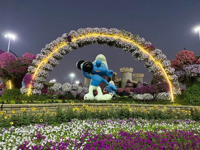 قرية السنافر بحديقة دبي المعجزة