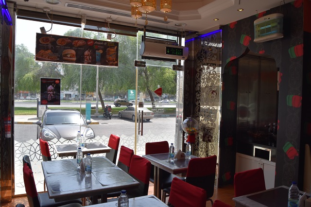 مطعم بابريكا في شارع المطار في ابوظبي